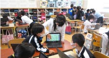 Chromebookを活用している小学生