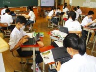 中学校での授業風景 Chromebookを活用している