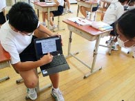 中学校での授業風景 Chromebookを活用している