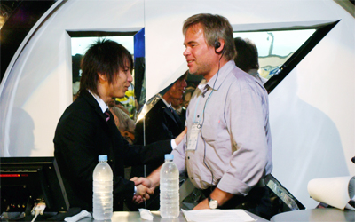 セッション終了後、握手を交わす