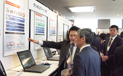 にぎわう展示ブースの様子