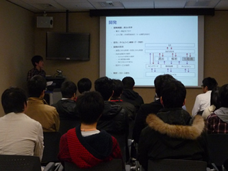 社員からの業務の説明の様子